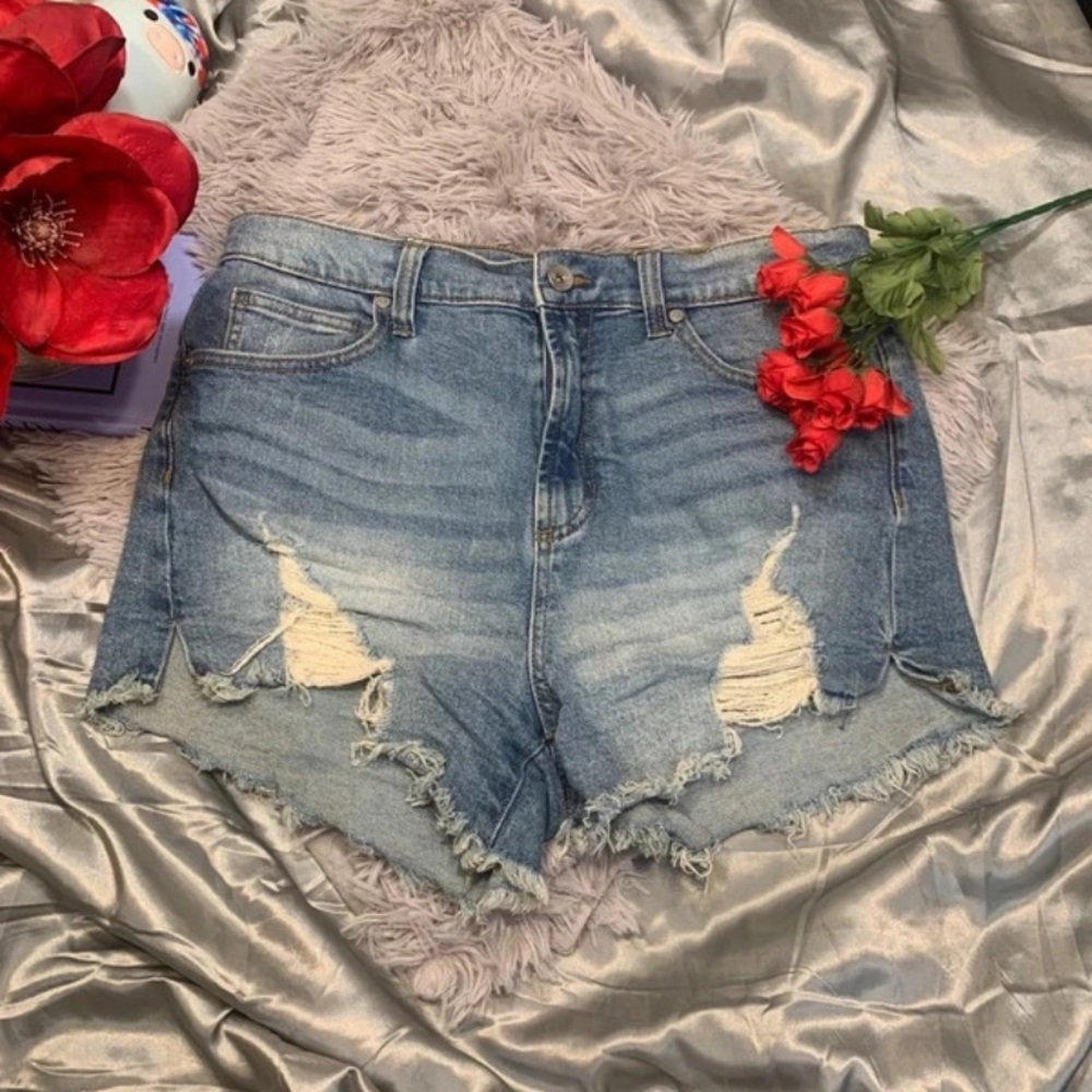 🌹Kendall • Kylie Retro Style Women's Distressed Light Blue Denim Shorts • Icon